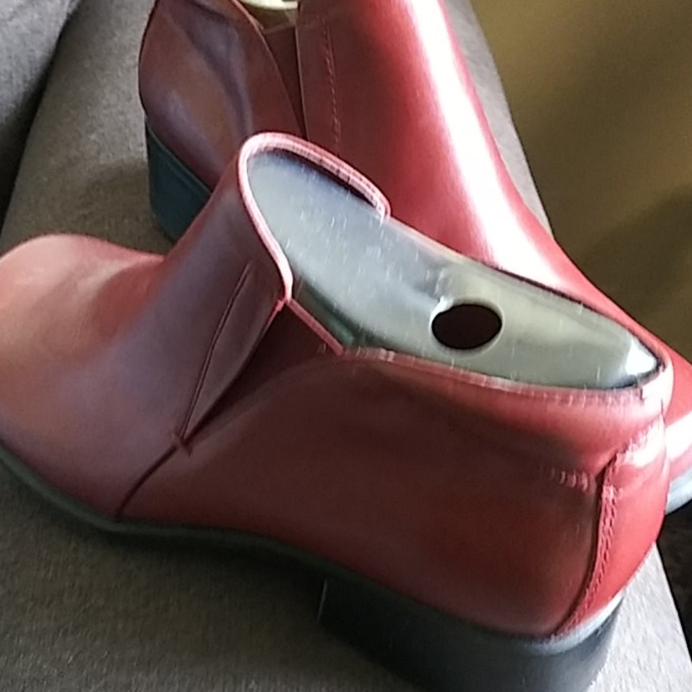 Burgundy leather booties💥
